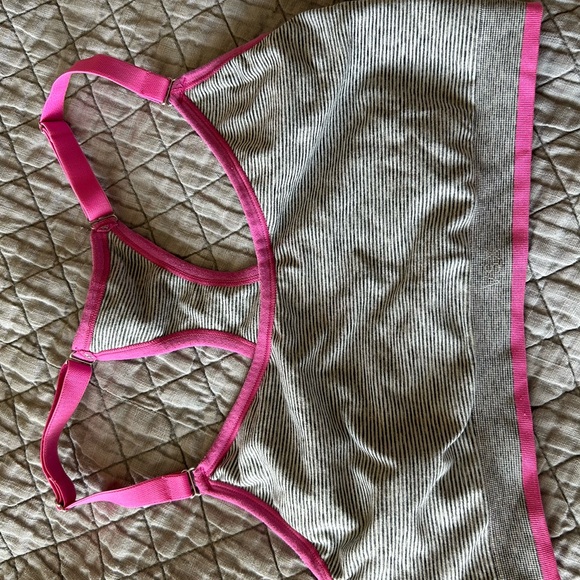 2 medium Victorias Secret VTX bras - Picture 5 of 7